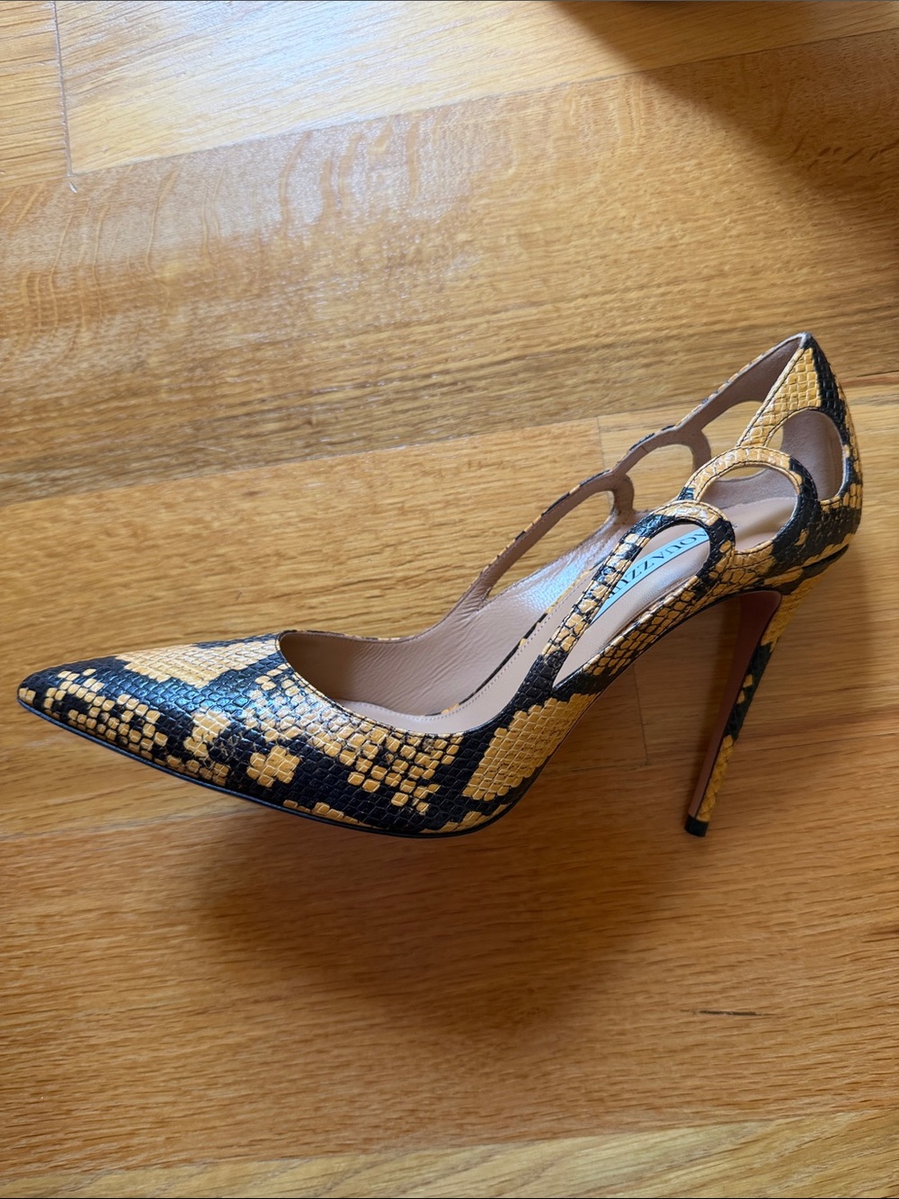 Aquazzura Black and Yellow Snake-Print Pointed Toe Pumps Size 40 - Picture 3 of 7